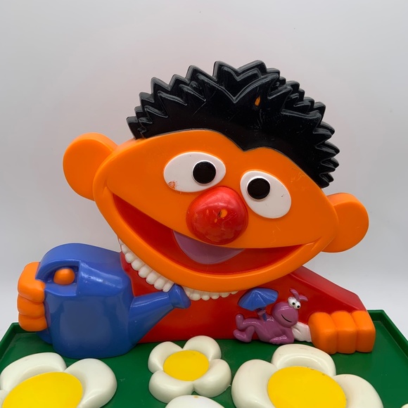 Vintage Lewco 1988 Sesame Street Ernie's Twiddley Winks Plastic Game Board - Picture 4 of 12